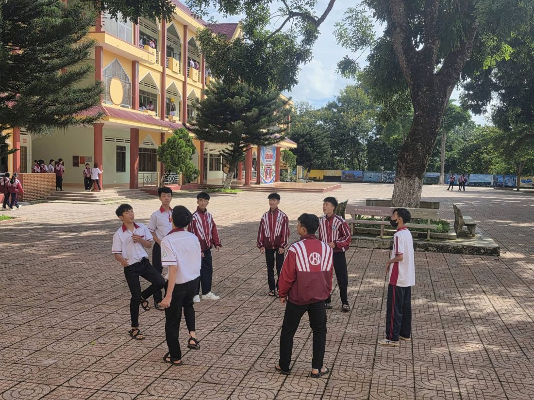 Học sinh toàn trường sôi nổi hưởng ứng giờ ra chơi không điện thoại