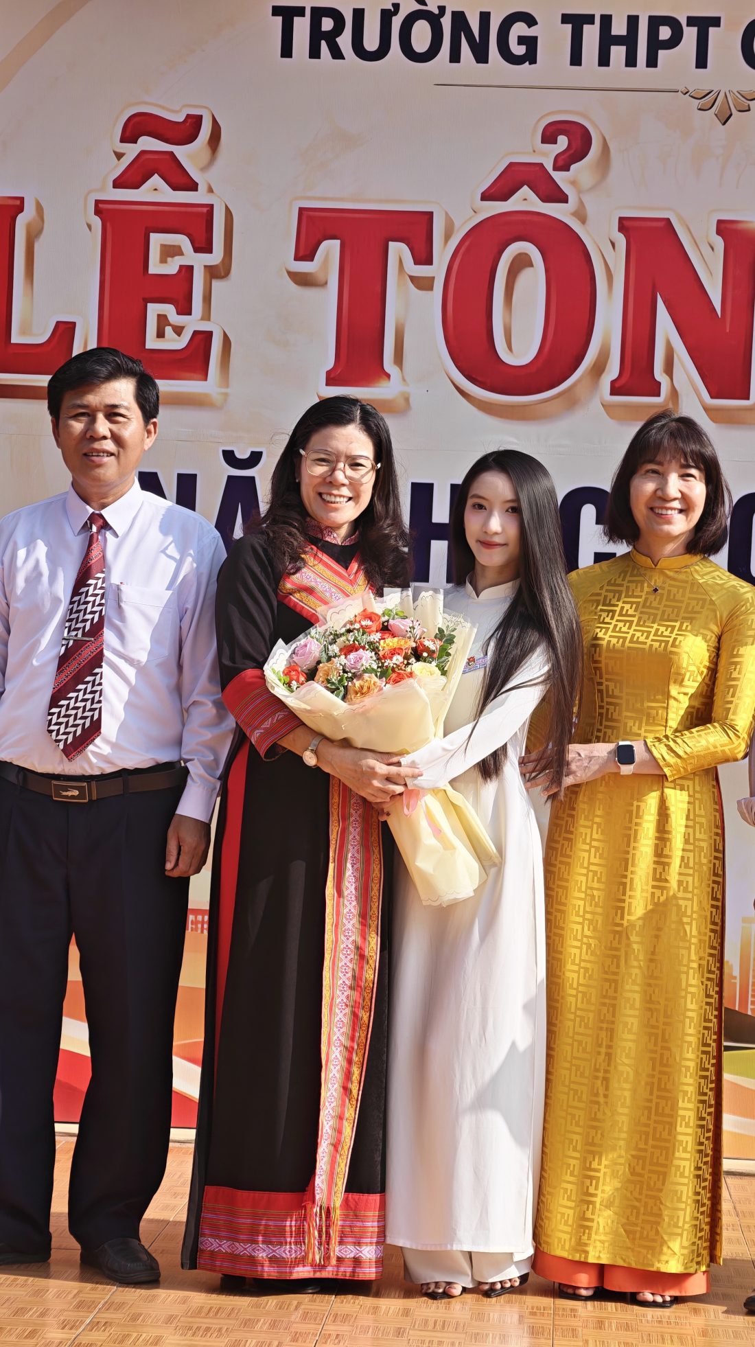 Lễ tuyên dương khen thưởng và tri ân trưởng thành học sinh khối 12