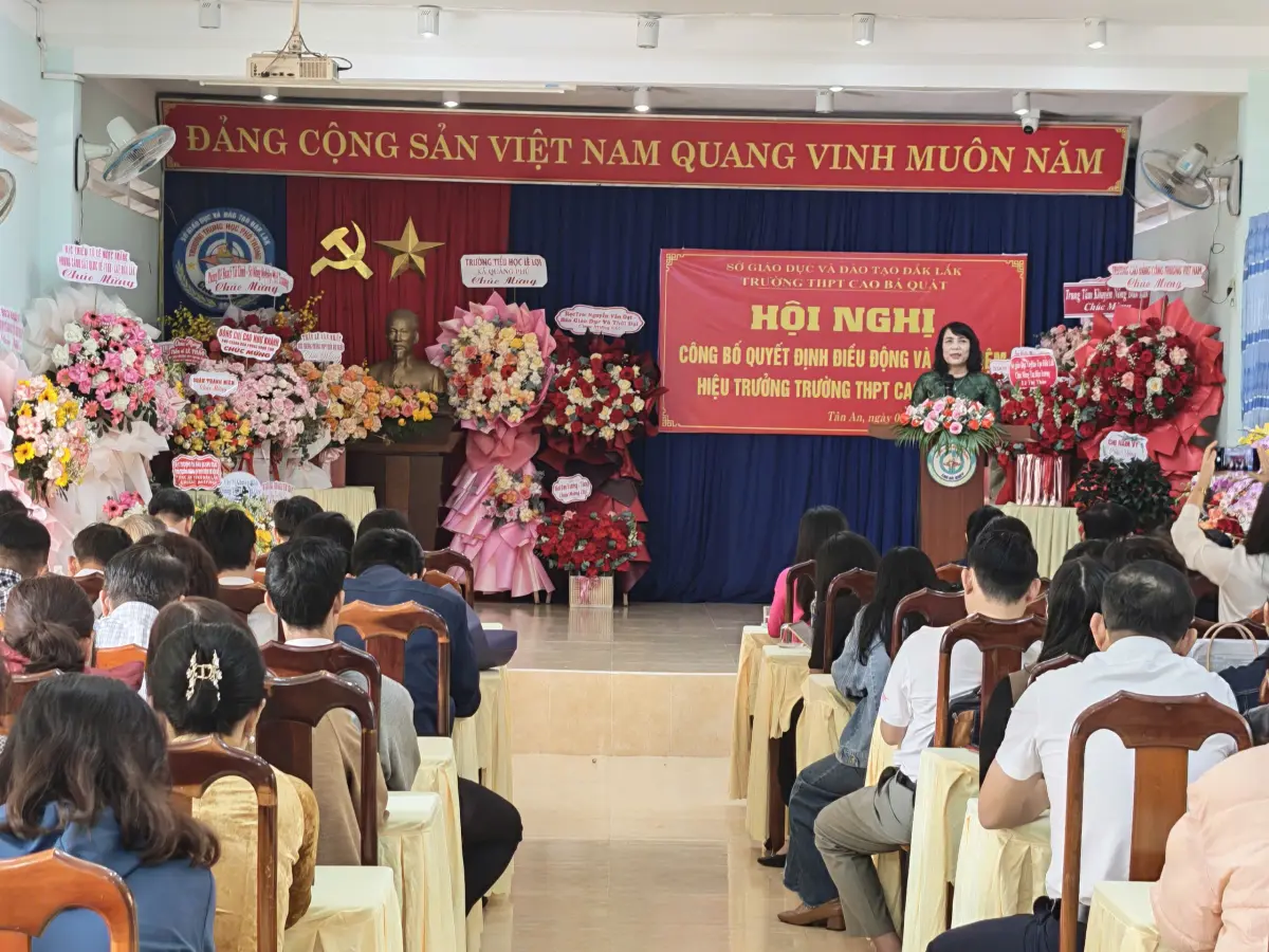 Trường THPT Cao Bá Quát tổ chức công bố Quyết định điều động, bổ nhiệm Hiệu trưởng