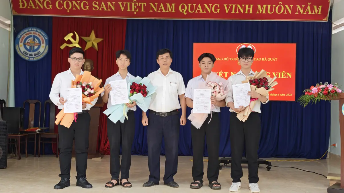 Chi bộ 2 – Đảng bộ Trường THPT Cao Bá Quát tổ chức lễ kết nạp Đảng viên mới