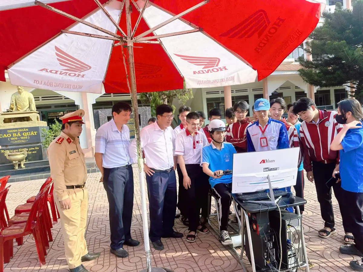 Phối hợp tuyên truyền, giáo dục đảm bảo An toàn giao thông (ATGT) cho học sinh toàn trường.