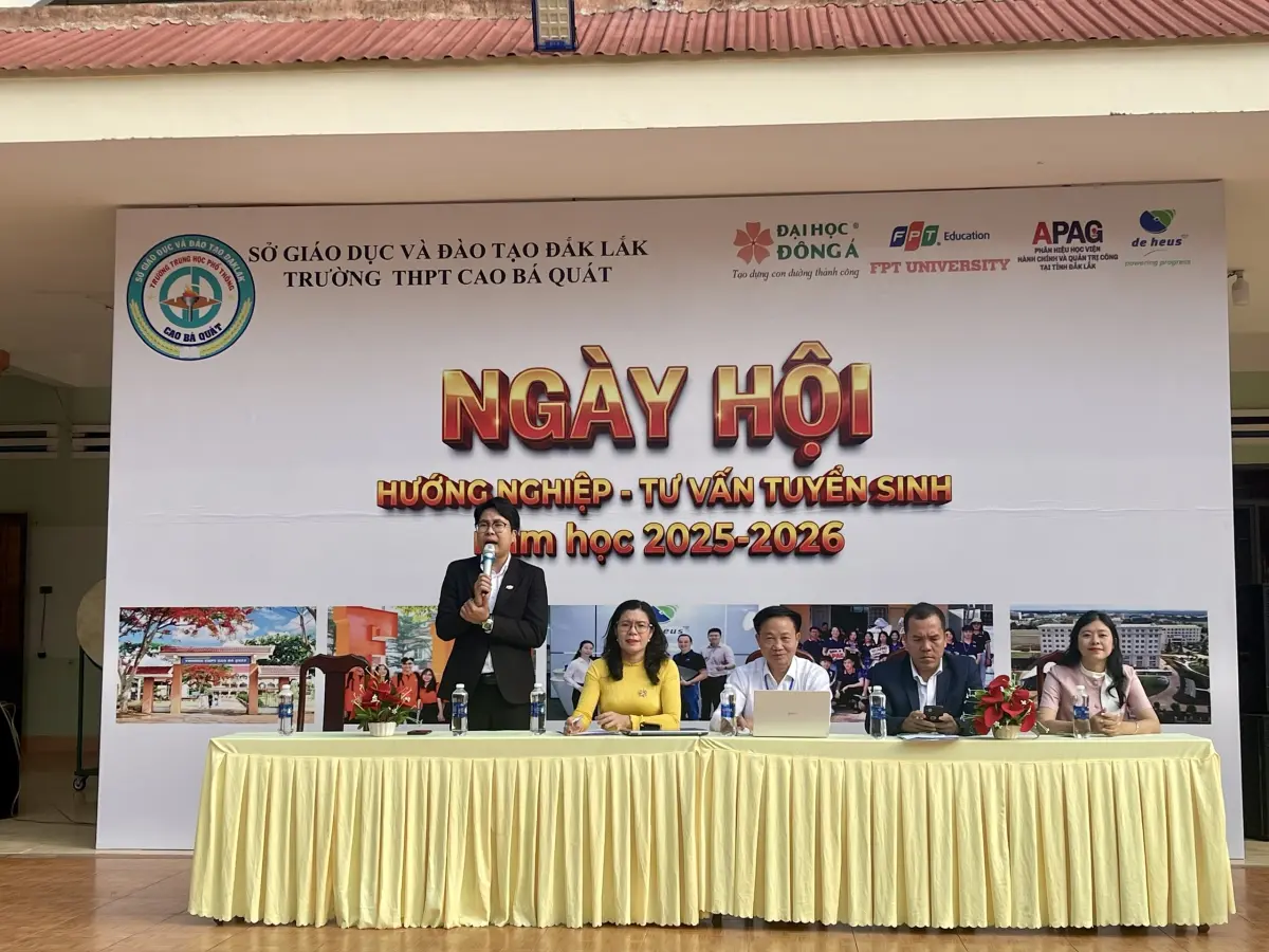 Rộn ràng Ngày hội hướng nghiệp năm học 2025 – 2026 tại trường THPT Cao Bá Quát